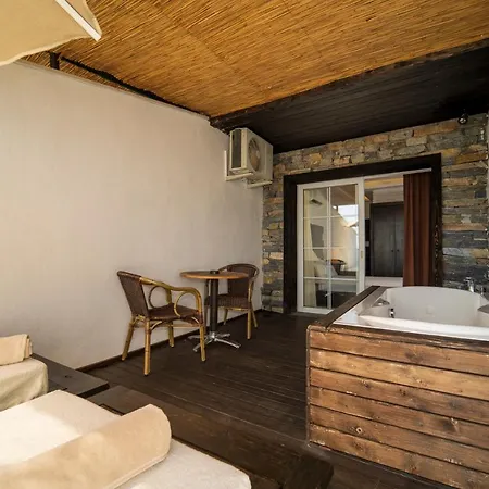 Manaspark Deluxe Szálloda